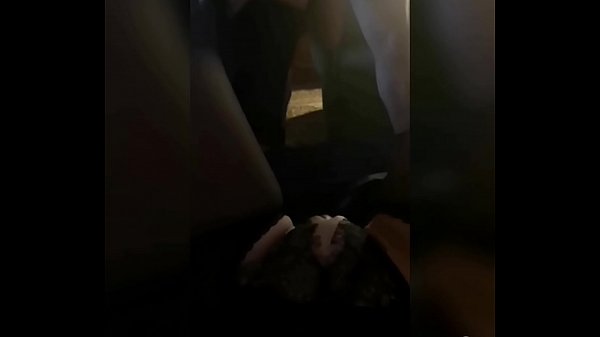 ګرم MJM. میړه د خپلې میرمنې په مخ کې ملګرې وهي. د ښځې بلی لوند کیږي، د هغې ناپاک خیالونه یوازې ذهن ګډوډوي