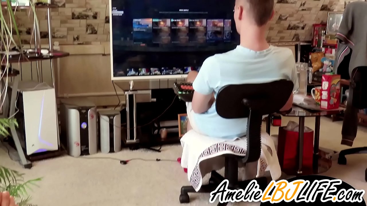 انجلۍ د هلک ملګري لپاره د کمپیوټر لوبو لوبولو لپاره د جنسي لوبو سره مشت زنی کوي