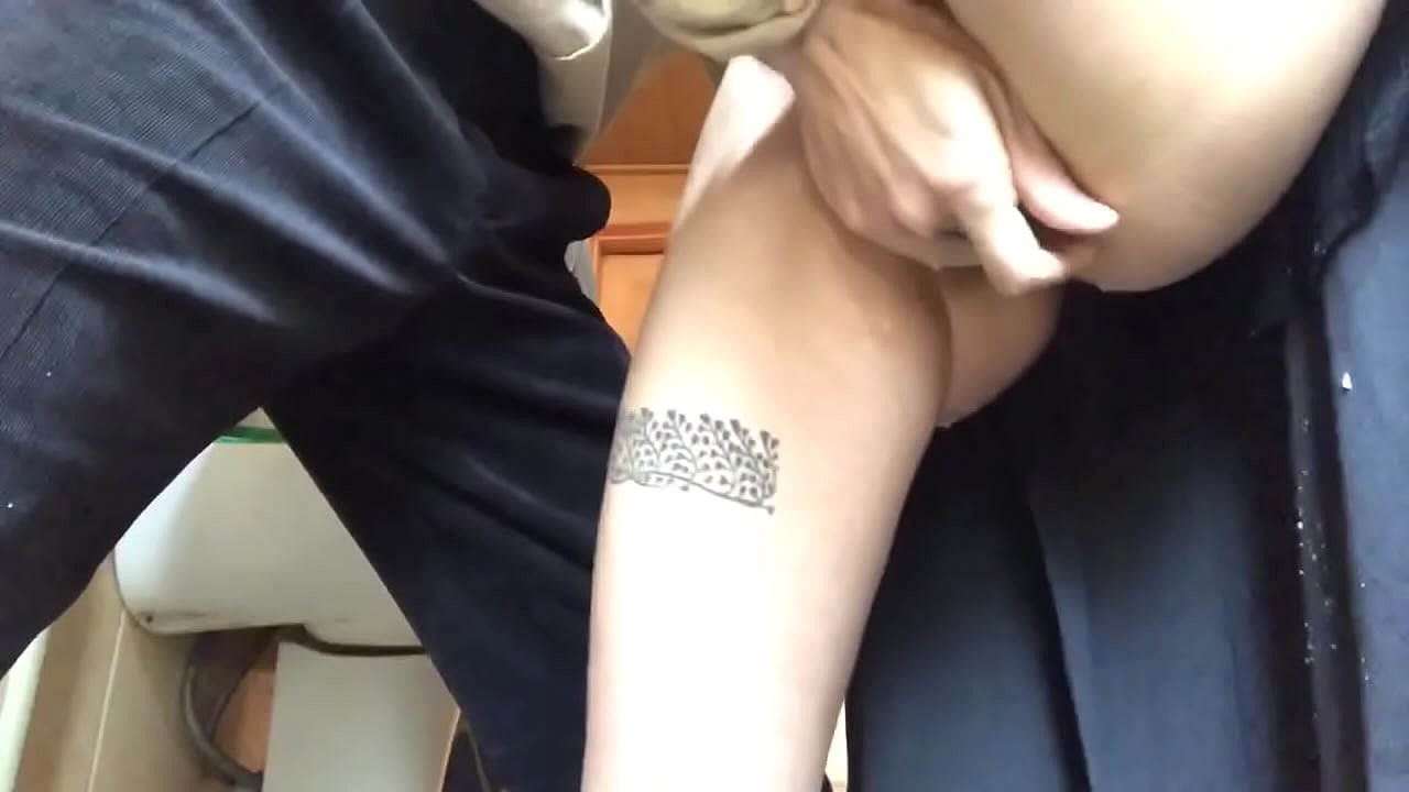 د ښوونځي په تشناب کې squirt، یو ریښتیني frothy orgasm - زما ښوونکي خپله ښه ترسره کړه