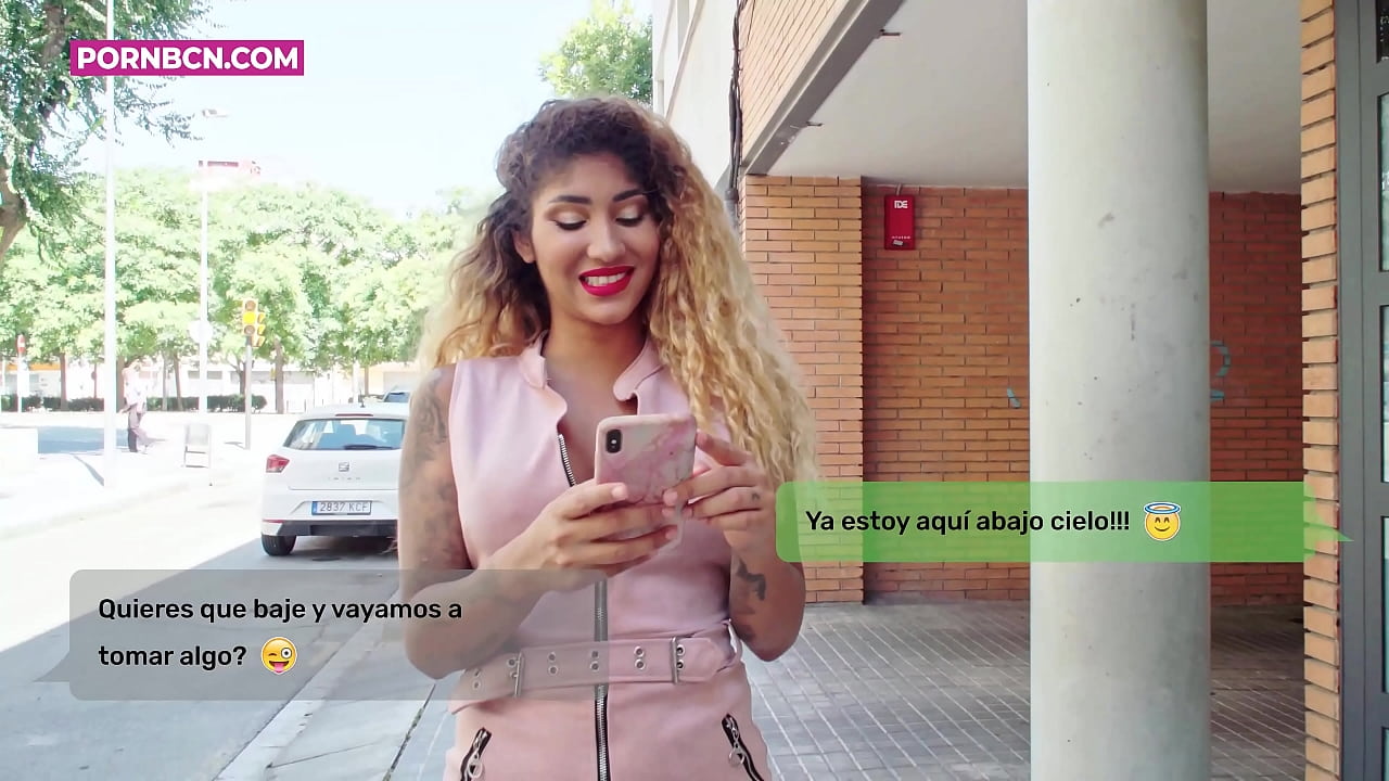 بې وفا ښځه په داسې حال کې چې د هغې میړه کار کوي د خپل ځوان عاشق سره سخته ټوکه کوي. لاتینا د سږو او لوی آس سره. وینس افروډایټ.